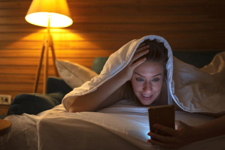 When Does a Delayed Reply Change Expectations?